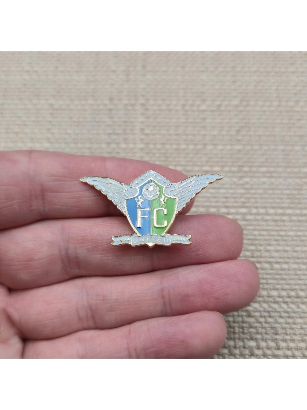 1954-2009 United FC Football Anniversary Shield Enamel Lapel Pin A8908